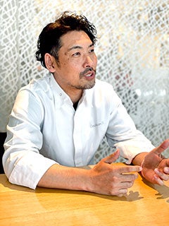 株式会社アクアイグニス コンフィチュール アッシュ 統括責任者 籏 雅典 氏インタビュー中の写真