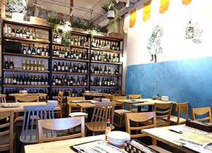 株式会社THANが運営する居酒屋業態『原価ビストロチーズプラス』店舗内観