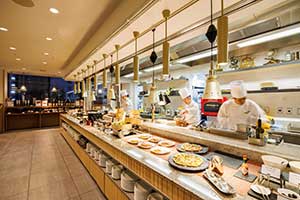 ホテルメトロポリタン川崎ブッフェ会場で料理提供する料理人