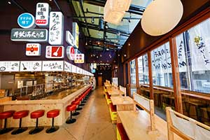 広島流お好み焼みっちゃん総本店の店舗内観。昭和レトロなカウンター、テーブルが並ぶ。