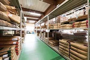 株式会社平出章商店の3万点を超える商品の保管庫