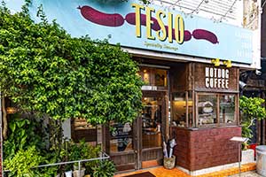 沖縄市コザのハム・ソーセージ店「TESIO（テシオ）」店舗外観・入口・看板