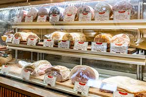TESIO（テシオ）店内ショーケースに陳列された多種類のハム・ソーセージ商品