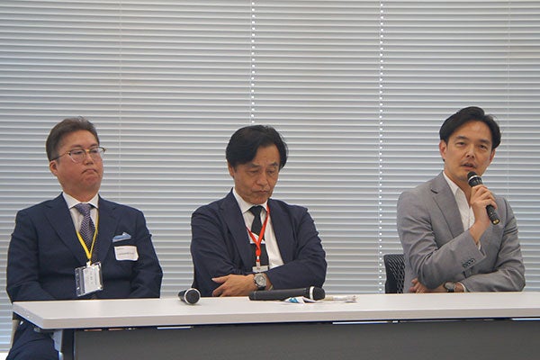 (左)一般社団法人 小規模飲食店環境整備協会 代表理事 鈴木 亘 氏、(中)日本ライブレストラン協会 会長 北口 正人 氏、(右)一般社団法人 食文化ルネサンス 専務理事 二之湯 武史 氏