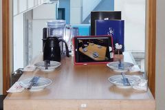 店舗オペレーション管理アプリ活用例。タブレットに見本を表示すことでスタッフの理解が進み、品質を保つ。