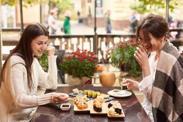 訪日客と国内客、広がる価格差　宿泊・外食に迫る「二重価格」の決断