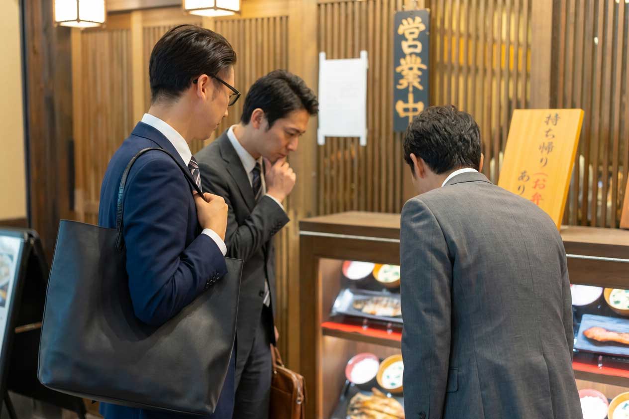 飲食料品の消費税率、2027年4月から1％を閣議決定。外食10%と税率差拡大で支援方針